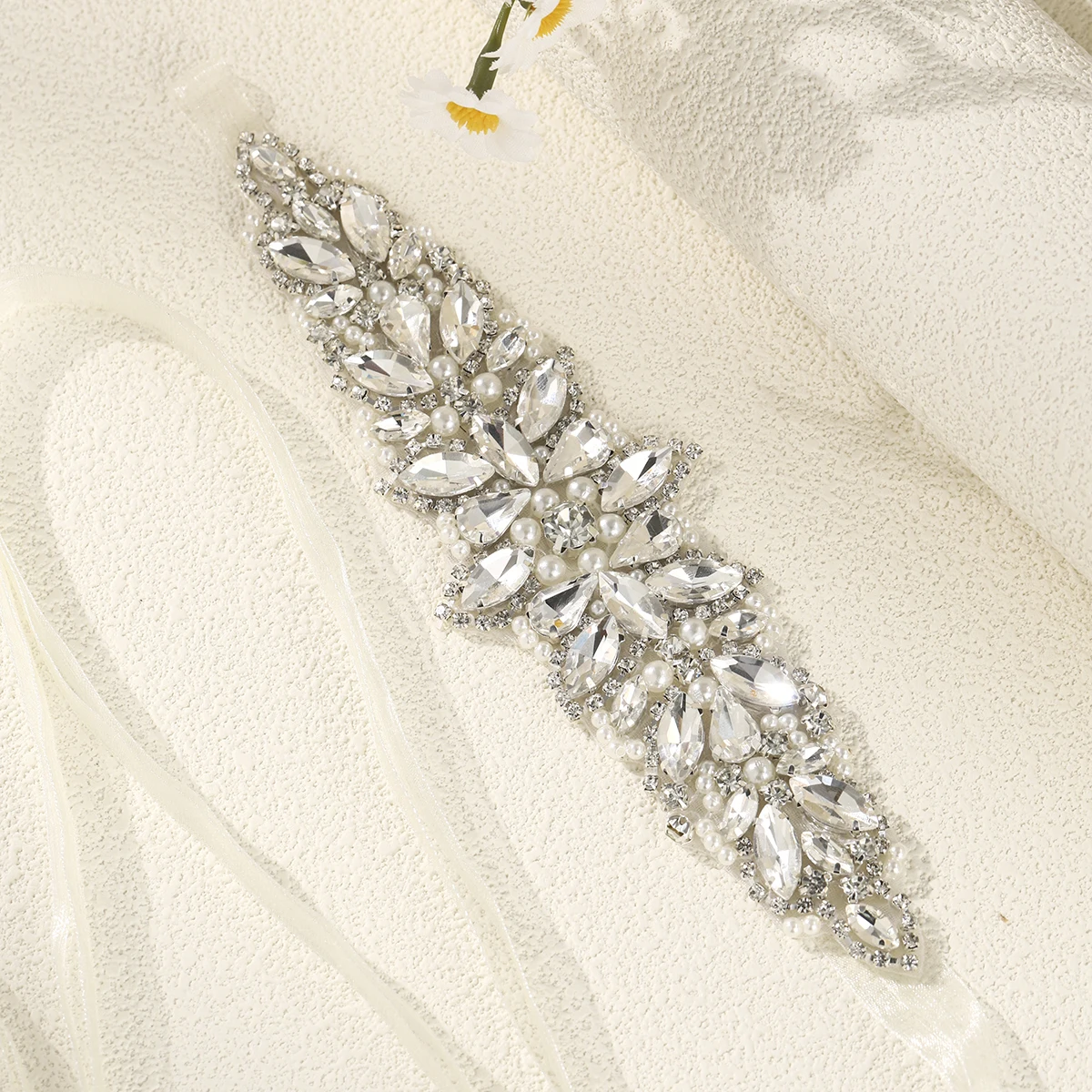 حزام زفاف فضي عالي التحمل لؤلؤ فاخر مزين بالزهور على الطراز الكوري حزام خصر إكسسوارات فستان أحجار الراين وشاح للنساء