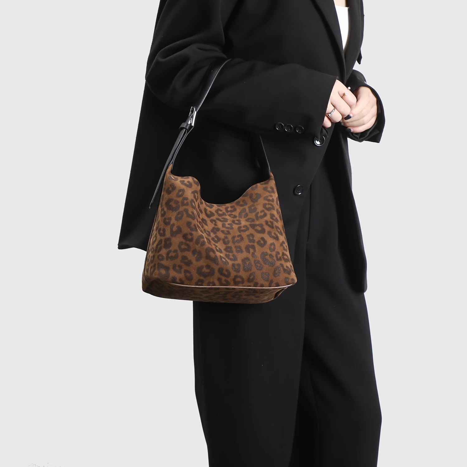 

Winter new fashion high-end frosted suede armpit bag retro lazy style niche casual commuting bucket large capacity shoulder bag