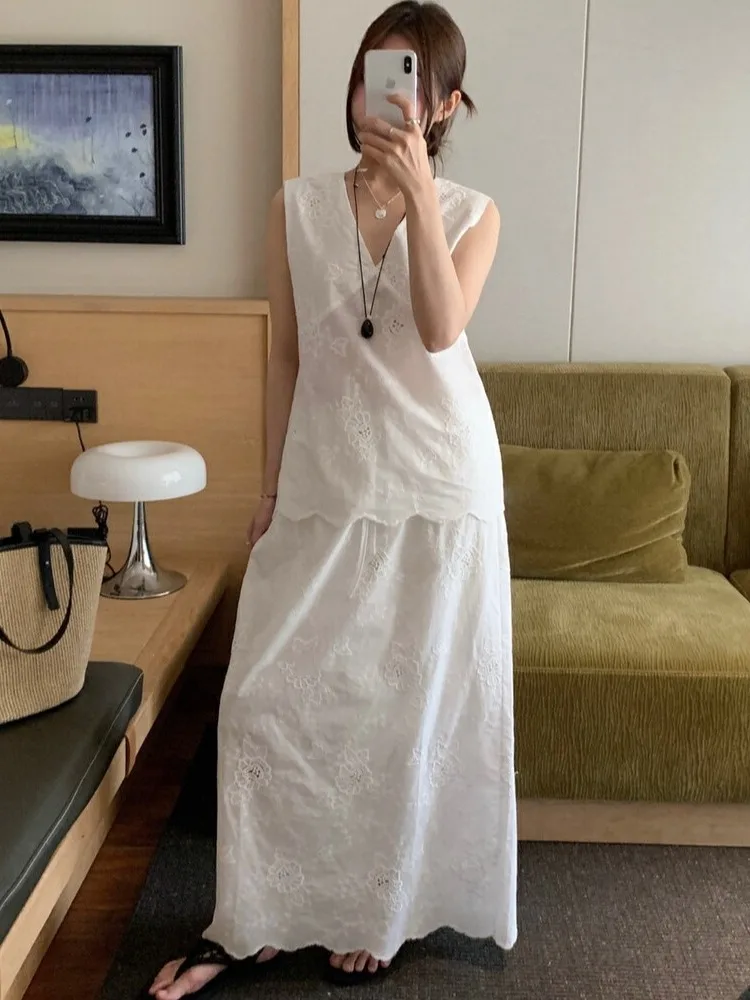 

2025 Summer Faion Women's Korean Sle V-ne Embroidered Slimming Vest And f-skirt Two-piece Set Versatile Clothing