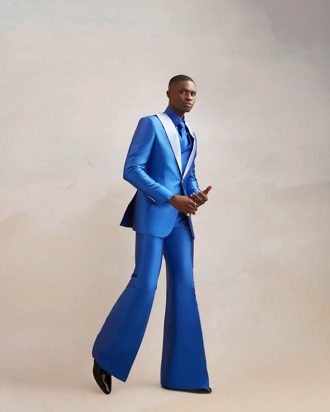 Satynowy garnitur męski 3-częściowy: marynarka + kamizelka + spodnie, smoking ślubny, formalny, zapinany na guziki, jasnoniebieski, do biura, na studniówkę, szyty na miarę.