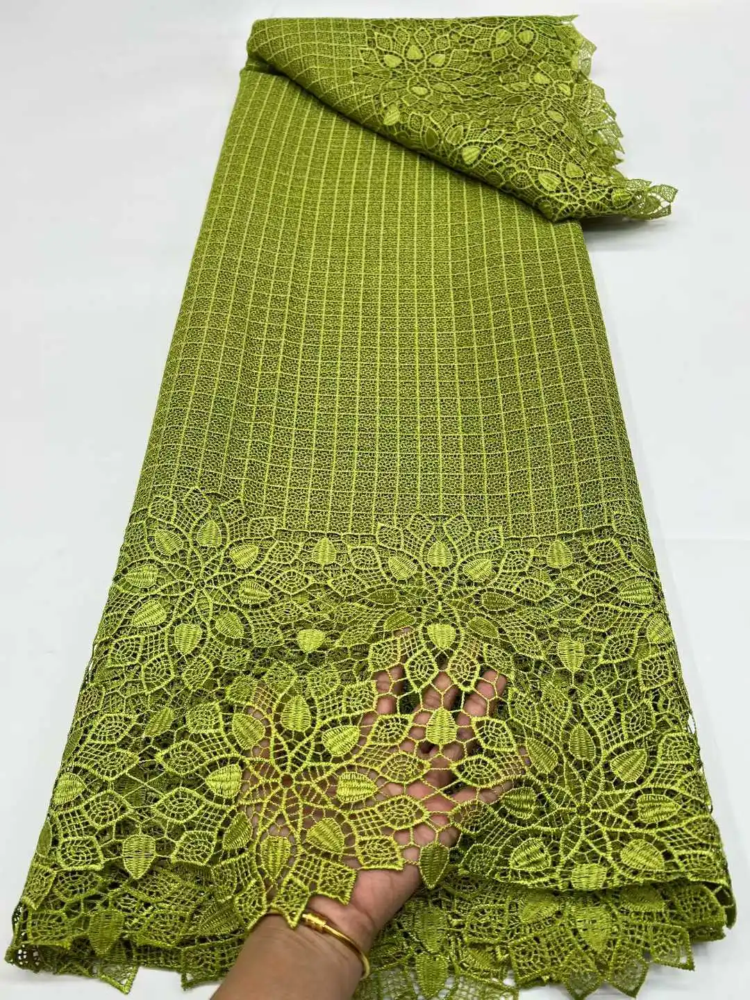 

Зеленое кружево в африканском стиле, горячая распродажа, вышитое гипюровое кружево, модная роскошная ткань для свадебных платьев, 5 ярдов.