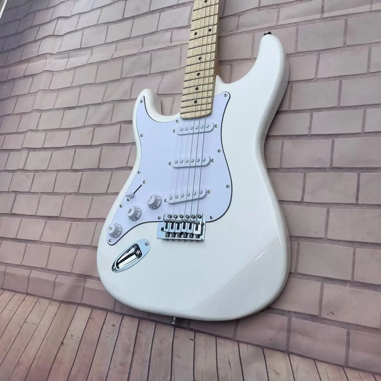 Left hand 6-chord electric guitar, white body, factory photo taken, in stock, order shipped immediately