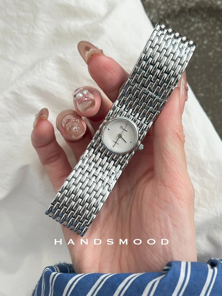 

A sophisticated andstylish silverquartz watch with a wide strapperfect for any occasionA fashionable quartz wristwatch for women