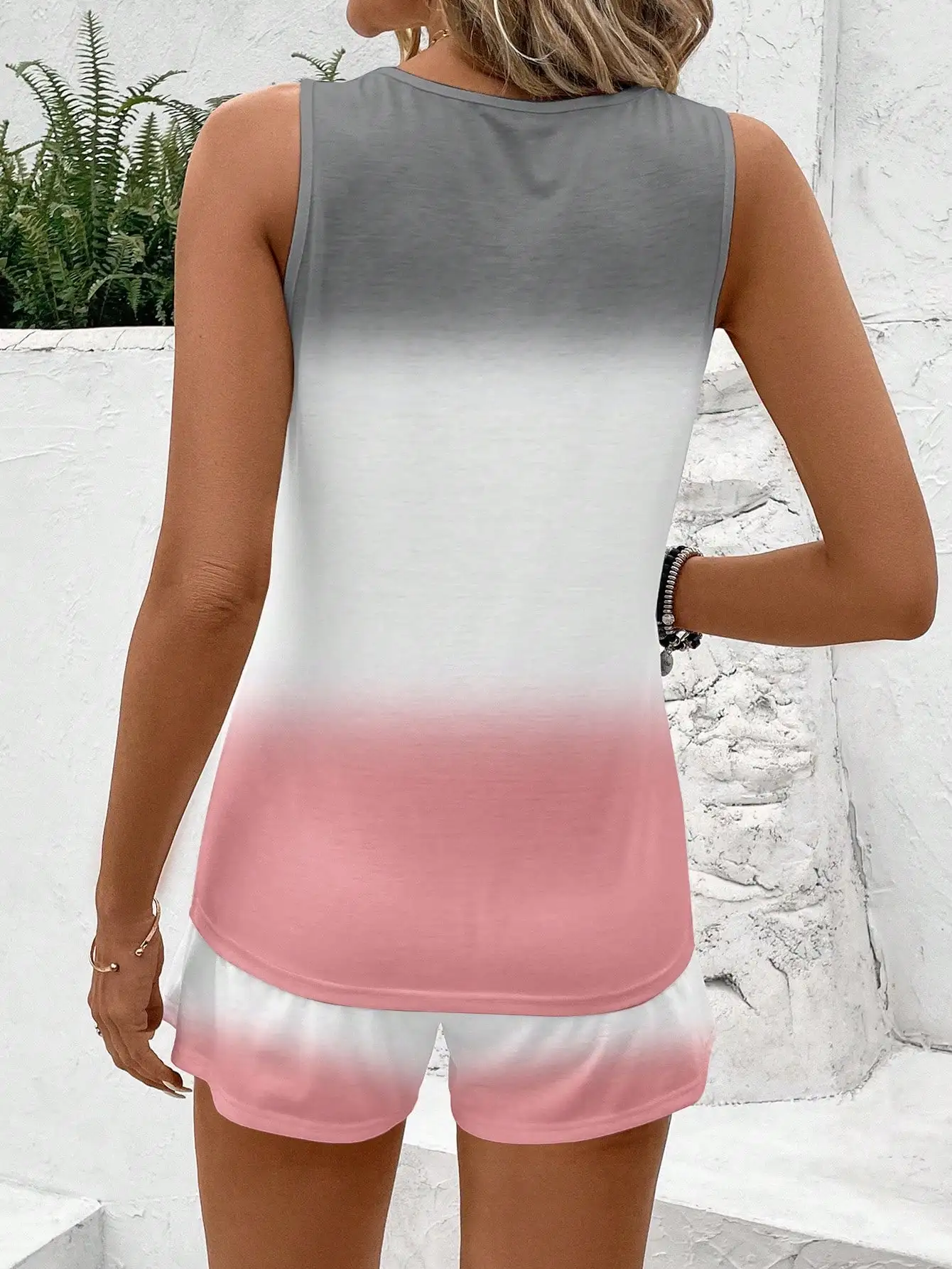 

Повседневный комплект из двух предметов с градиентным эффектом: женский топ без рукавов и шорты для летнего отдыха на природе
