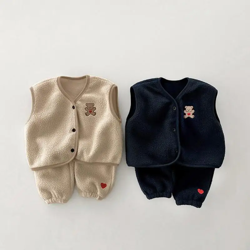 

2026 весенний новый комплект одежды без рукавов для малышей, флисовый жилет с вышивкой медведя для девочек, кардиган + штаны, костюм из 2 предметов, повседневная одежда для малышей