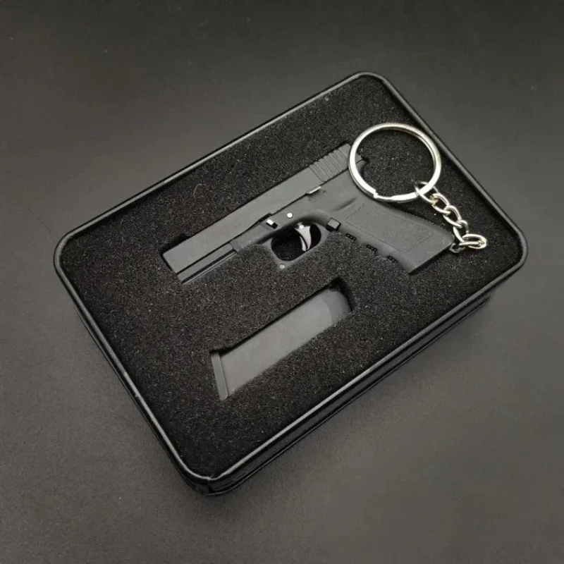 Newest Alloy Empire 1:3 GLK G17 Keychain Alloy Empire Pistol Model Ornaments Simulation Detachable Soldier Equipment with Bullet