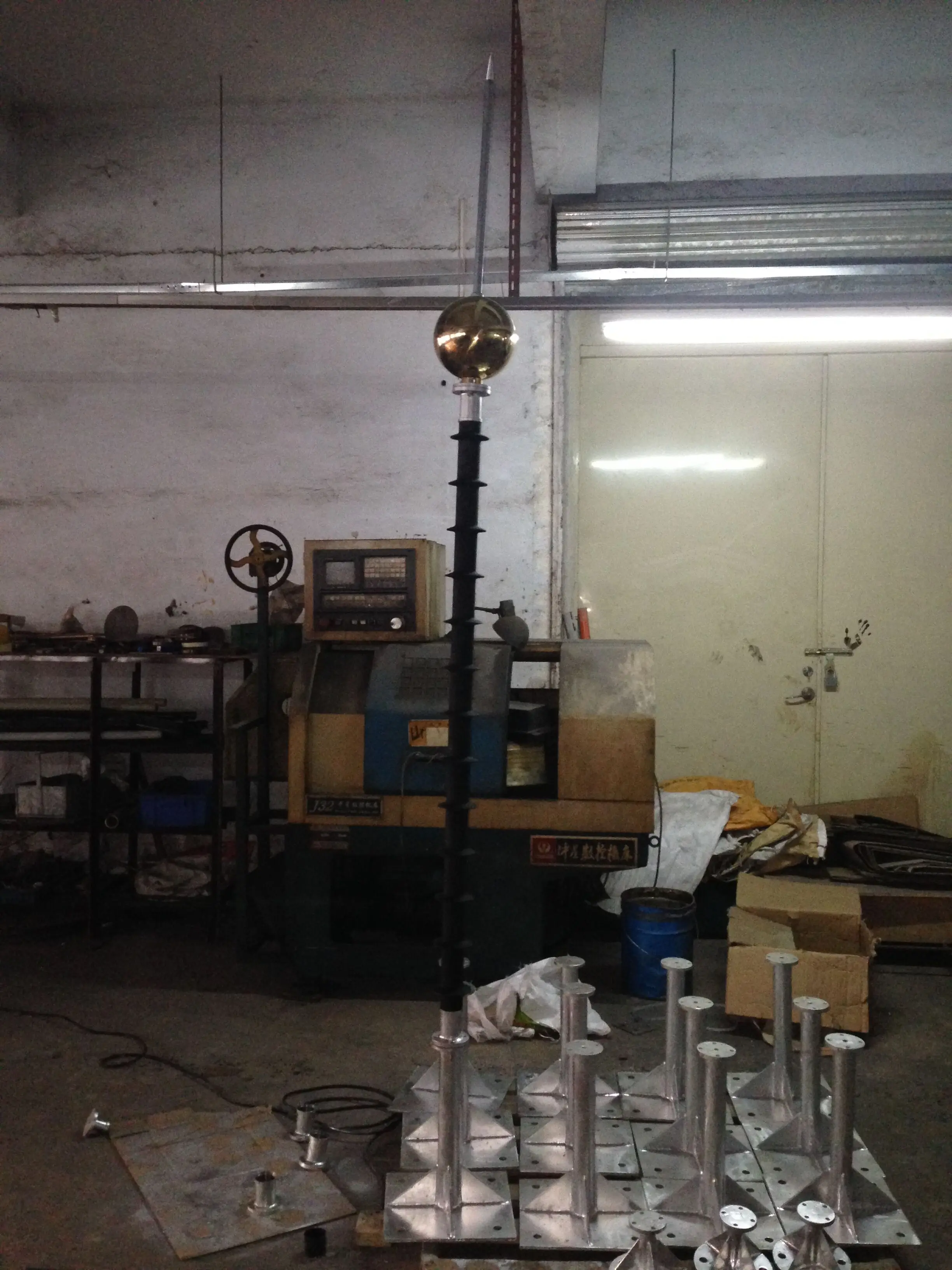 Current limiting lightning rod, dedicated lightning rod for satellite communication equipment