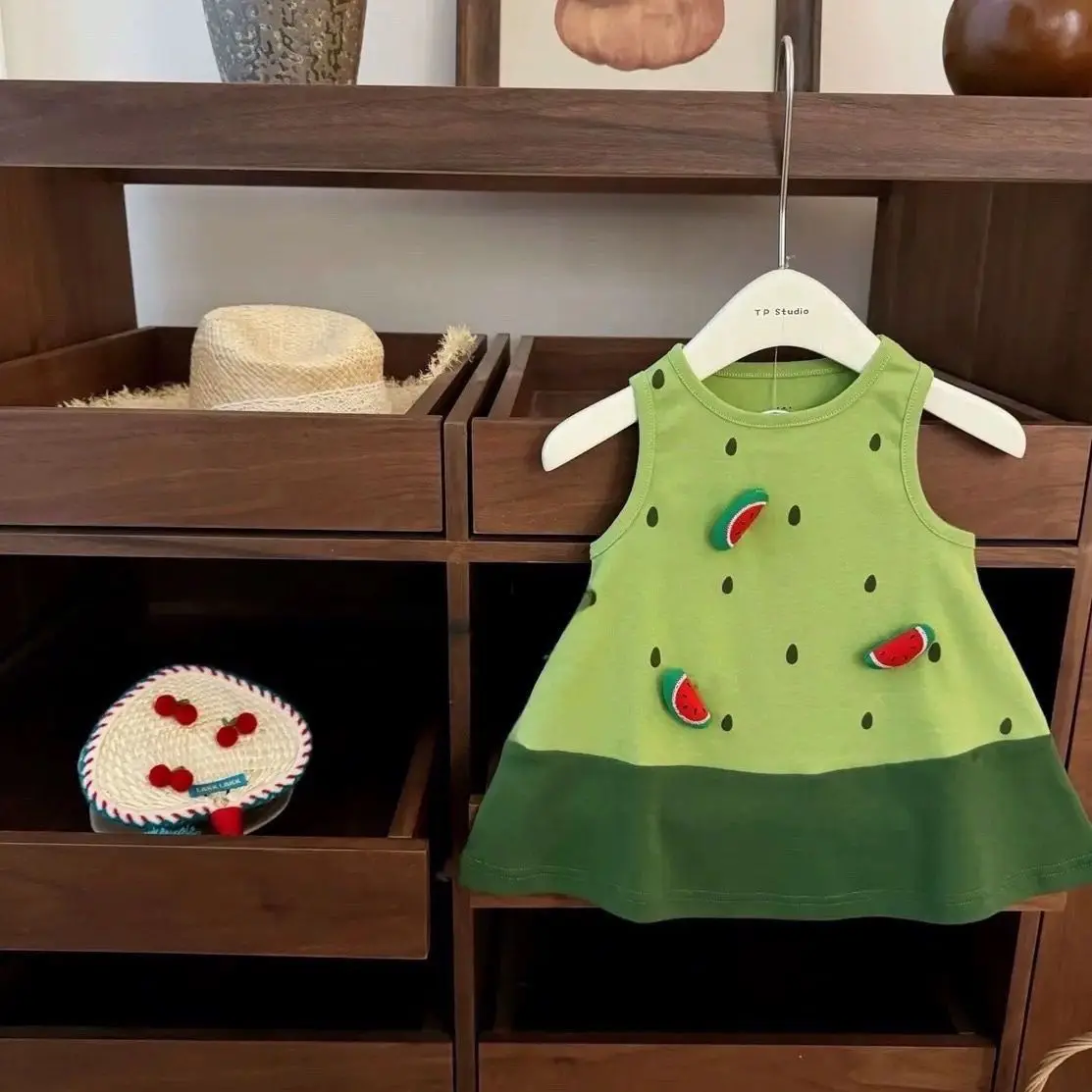 

Летнее платье для девочек, новый стиль, лоскутное, с 3D-принтом арбуза, без рукавов, для отпуска, повседневный наряд, юбка, 0-8 лет