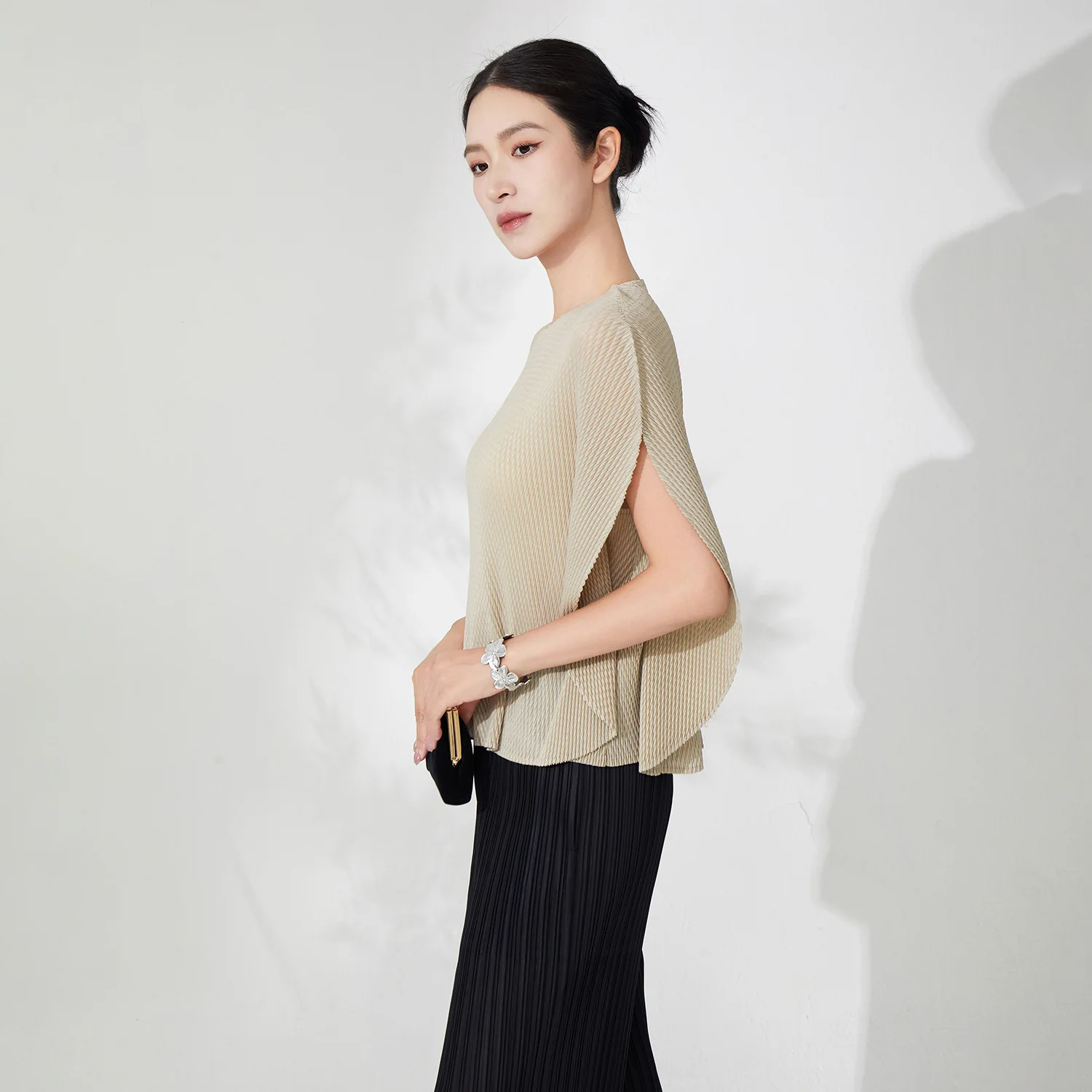 Plisowana damska koszulka T-shirt Jednolity kolor Okrągły dekolt Nieregularny krój Luźna Elastyczna Codzienna Elegancka Damska Bluzka Nowość Lato 2025