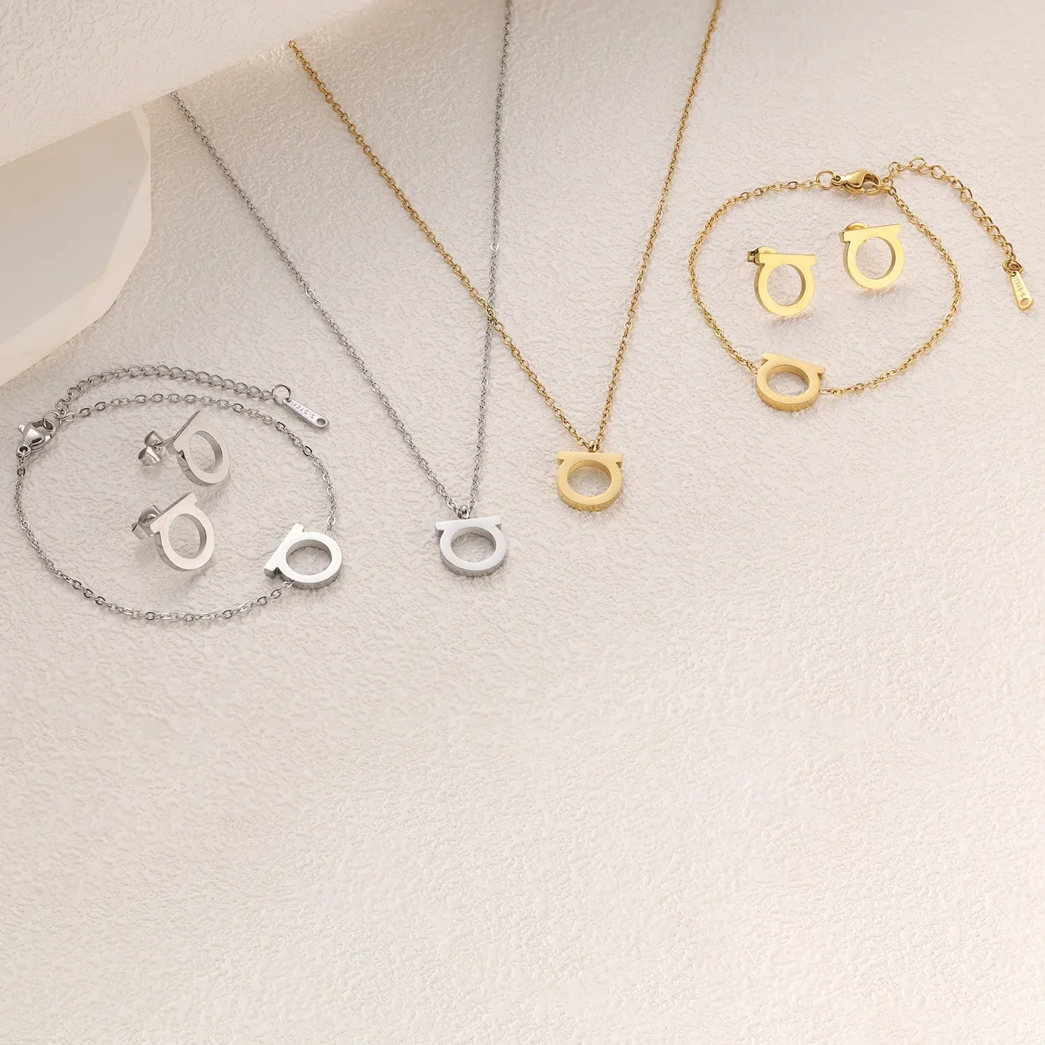 Europäische und amerikanische Mode einfache D-förmige Halskette Armband Ohrringe Set weibliche Schlüsselbein Kette Edelstahl Schmuck Geschenk