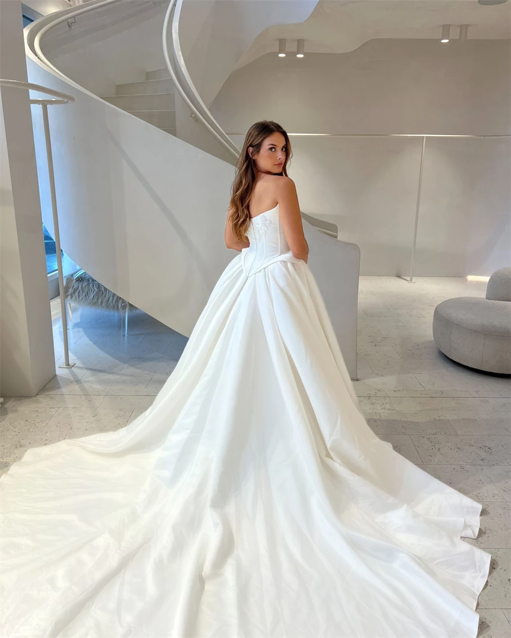 맞춤형 보헤미안 화이트 새틴 웨딩 드레스, 포멀한 스트랩리스 슬리브리스 신부 드레스, 꿈같은 A라인 코트 트레인 베스티도 데 노비아