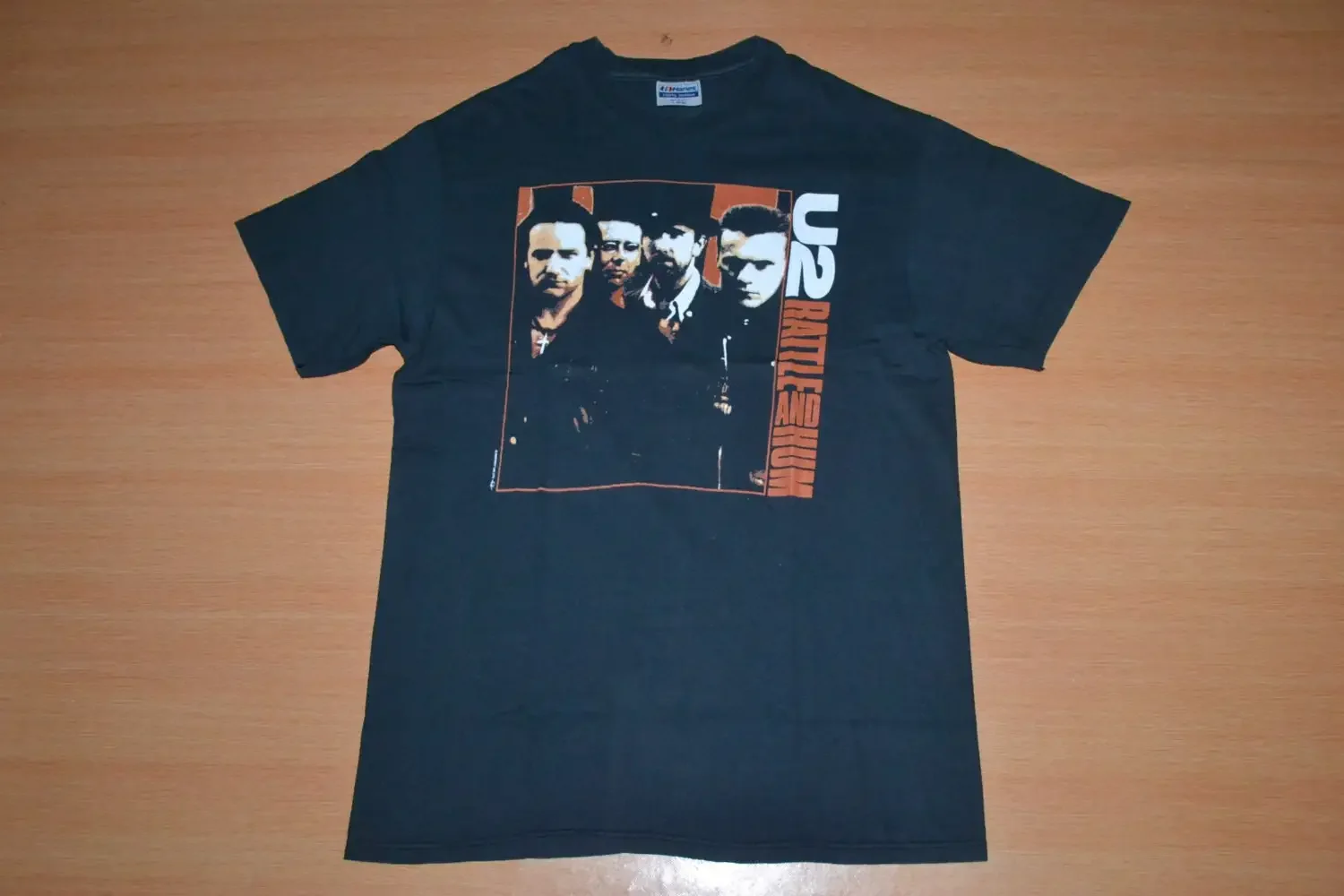 Camiseta promocional del concierto U2 Rattle and Hum Tour de 1988, vintage, con Bono en su camiseta.