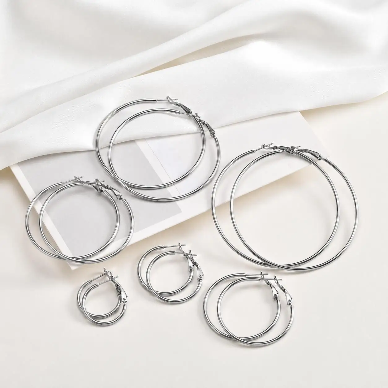 316L Chirurgischer Edelstahl Große Kreisförmige Huggie-Ohrringe Klassische Große Creolen 25mm bis 70mm Gold Silber Farbe Hypoallergen