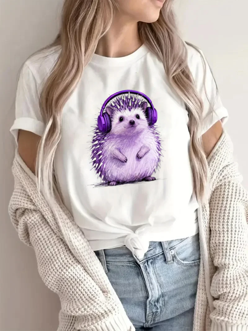 

Женская белая футболка с короткими рукавами и свободным принтом, повседневная повседневная одежда с фиолетовым принтом и принтом «ежик», наушники с принтом «Повседневная одежда