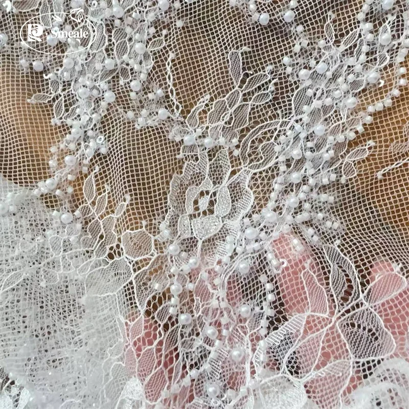 Perlen, Glitzer-Pailletten, Spitzenstoff. Luxuriöses Abendkleid aus französischer Spitze. Hochwertige Maßanfertigung für 3D-Hochzeitsstoffe. – Detail 4