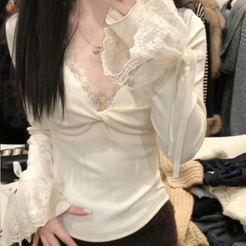 

V-neck Button Shoulder Long Sleeved T-shirt for Women with A High-end Feel, Warm Interior, and A Base Top