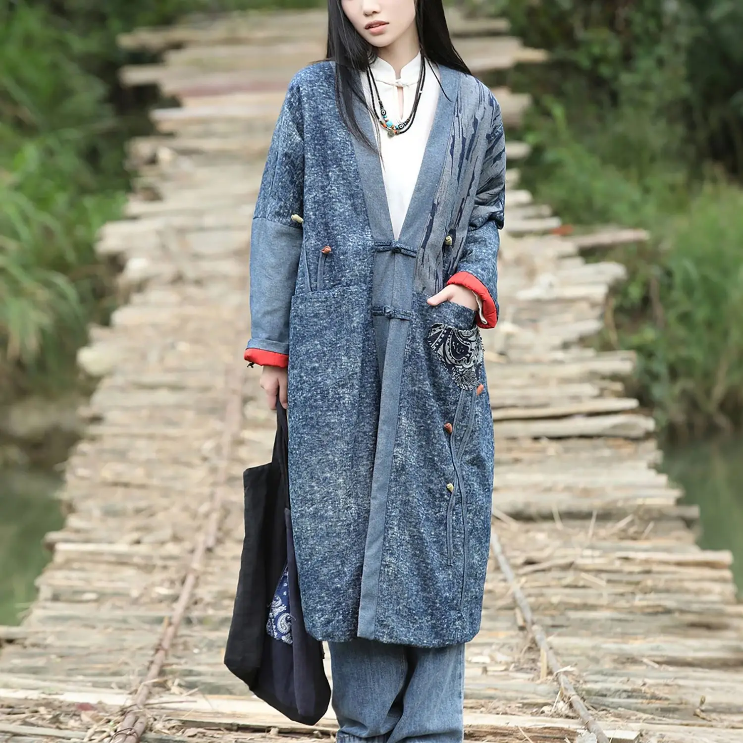 

LZJN Women's Winter Jacket in Retro Indigo Dyeing with Color-Blocking Patchwork Design, Loose Fit, and Thickened Cotton Material