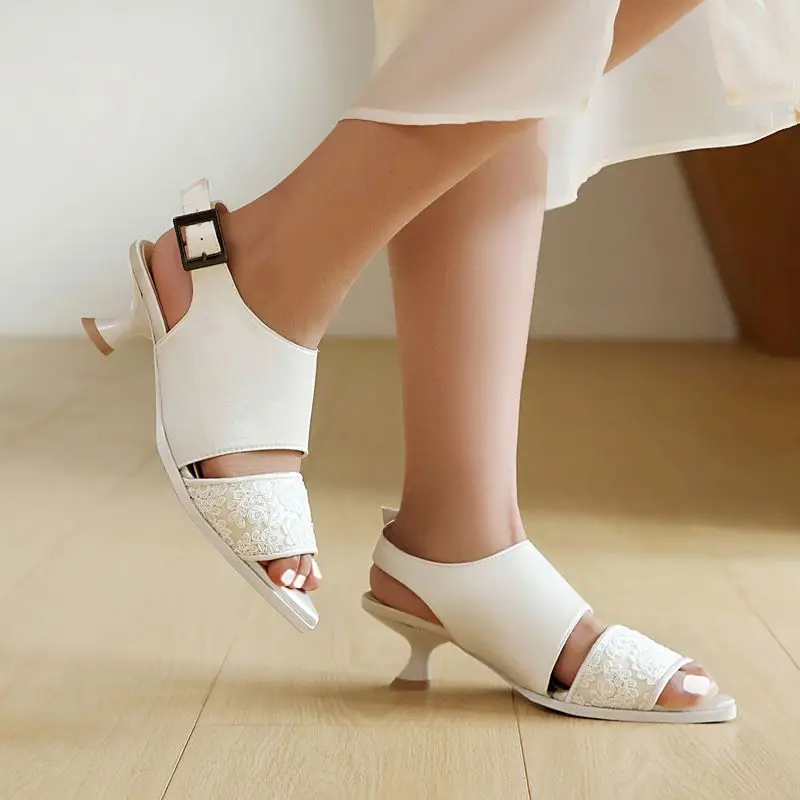 

REAVE CAT 2025 Новый дизайн Женские сандалии с острым носком Странные каблуки 5,5 см с пряжкой и ремешком Большие размеры 43 44 45 46 Модные туфли для свиданий