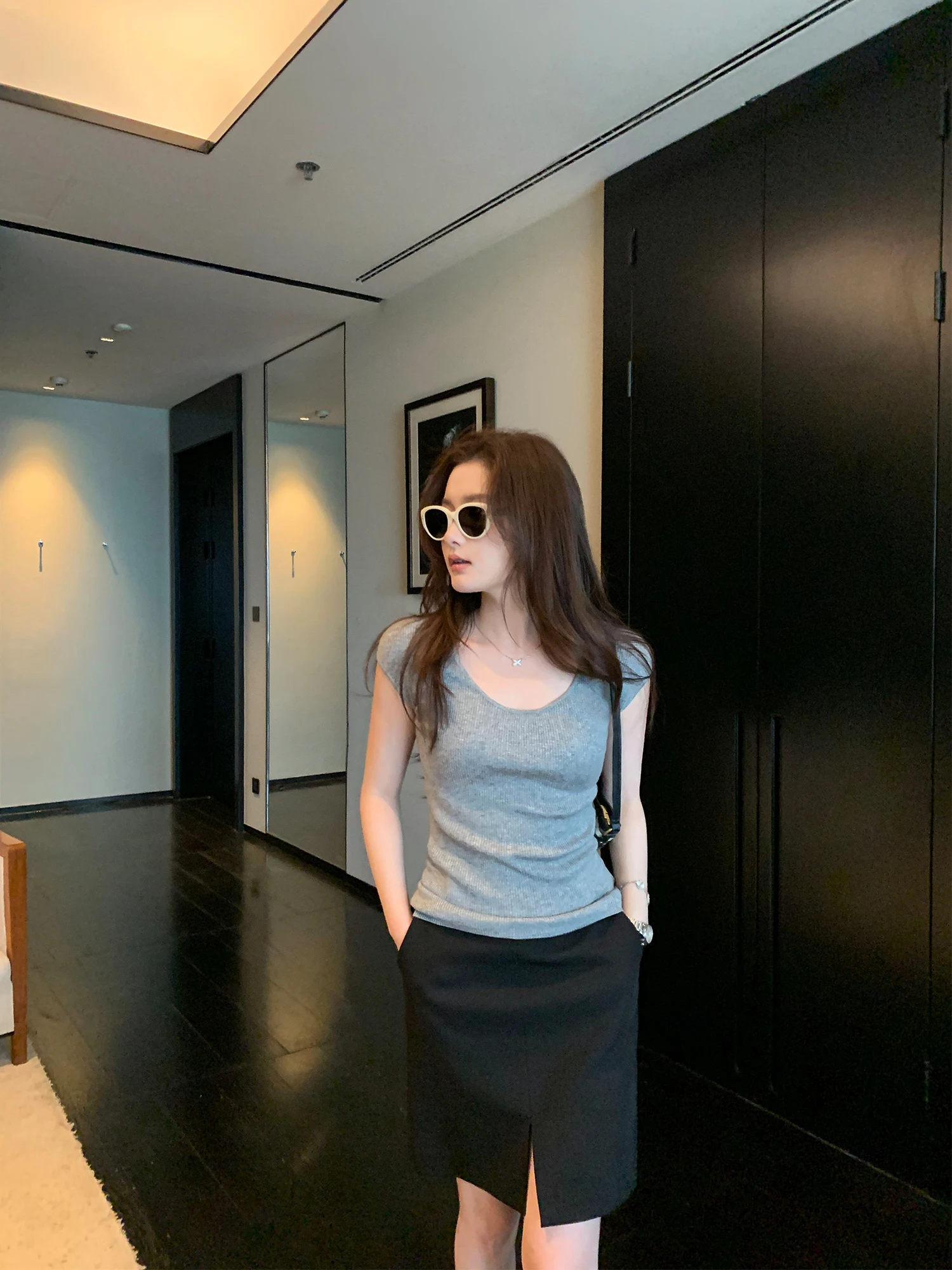 Pusumede Minimalist Style Women's Short Sleeve U-Neck Knitted T-Shirt Show Clavicle Slim Fit Top V-Neck Regular Length Summer...