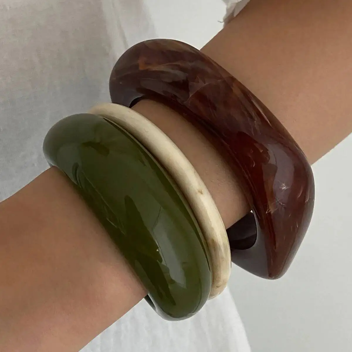 IngeSight.Z 3 Stile Boho Unregelmäßiger dicker Harz-Acryl-Armreif für Frauen an der Hand, Vintage-geometrisches elegantes Armband, Pulseras-Schmuck