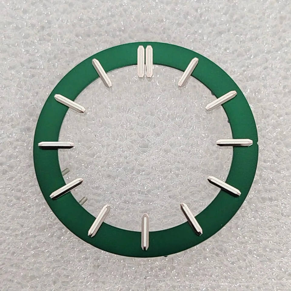 Zestaw akcesoriów: przezroczysta folia na tarczę 31.8MM, zielona luminescencja, tarcza i wskazówki, kompatybilny z mechanizmami NH35/70.