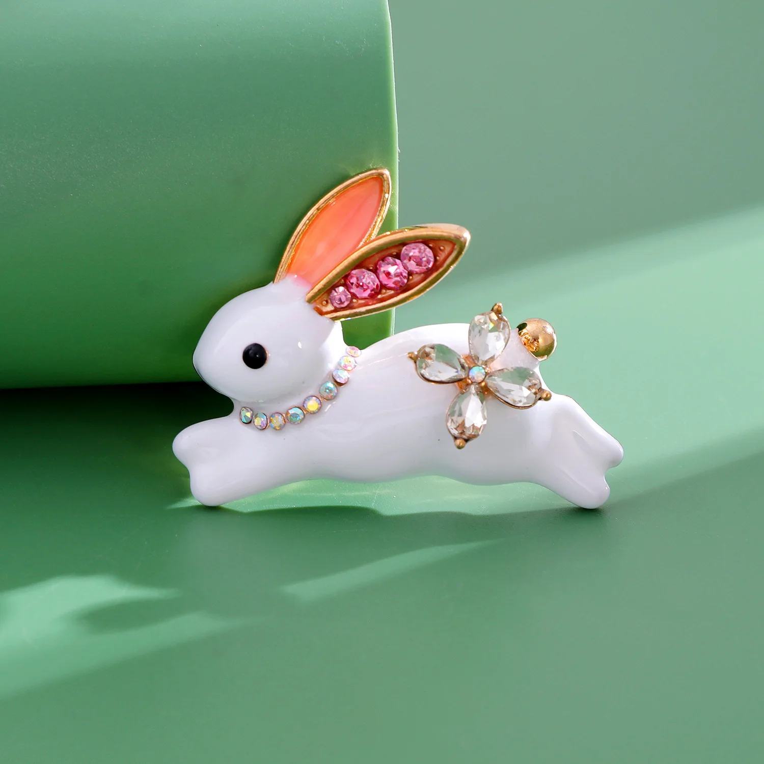 Cross border rabbit brooch, alloy enamel cartoon rabbit chest flower, cute and cute fashion animal brooch accessory - view 3