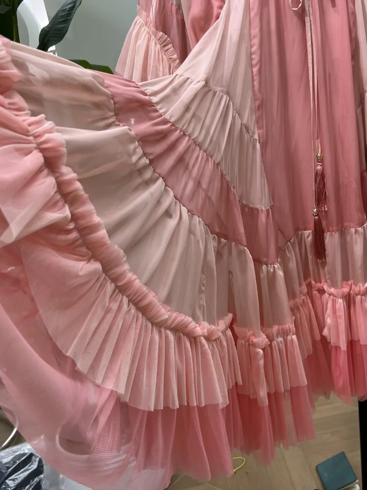 DFDG 2025 SS Damska Różowa Prześwitująca Sukienka Plażowa z Szyfonu Elegancka Sukienka Resortowa z Dekoltem w Serek i Patchworkiem Luźna Sukienka Wakacyjna w Stylu Boho