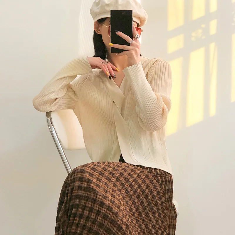 

Miyake плиссированный французский пуловер со складками, нижняя рубашка, женская рубашка 2025 года, осень, новый кроссовер, топ с v-образным вырезом, футболка с длинными рукавами