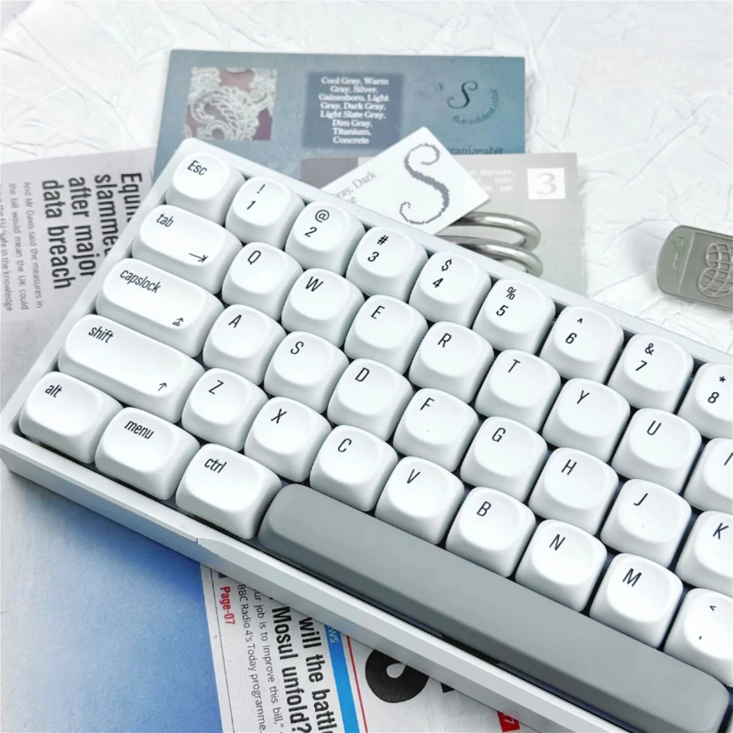 Minimalist Mechanical Keyboard Keychain, Pure White Keycap Set, PBT, MOA/XDA Cap, 130 Keys