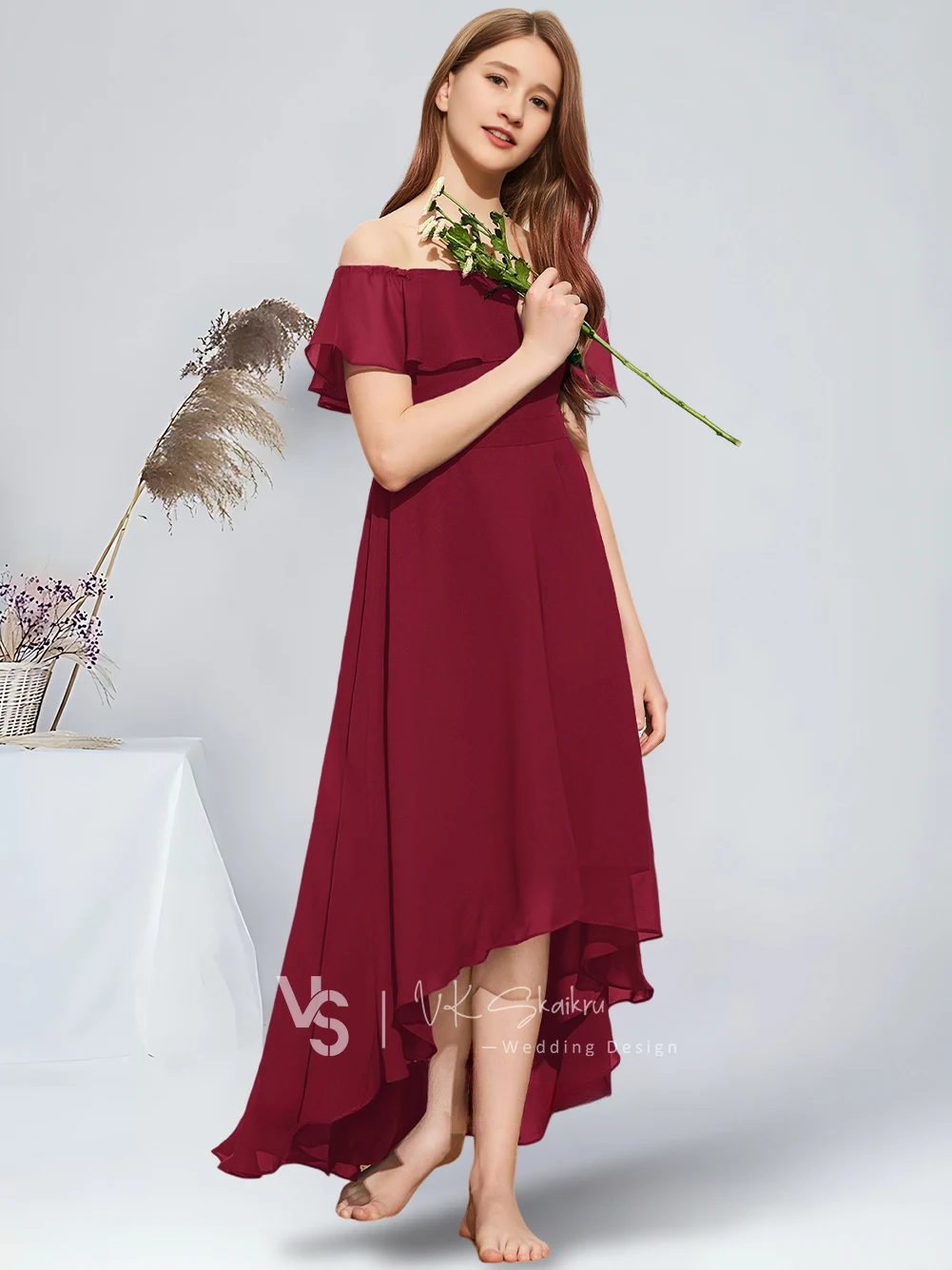 Schulterfreies, asymmetrisches Chiffon-Kleid für Junior-Brautjungfern in A-Linie mit kaskadierenden Rüschen. Schickes Blumenmädchenkleid für die Hochzeit