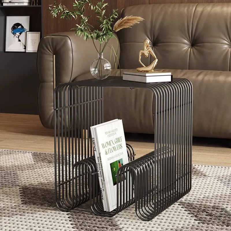 طاولة جانبية فاخرة خفيفة، طاولة نهاية معدنية بسيطة مع طاولات تخزين حديثة لرف عرض الصحف الإبداعي للأريكة