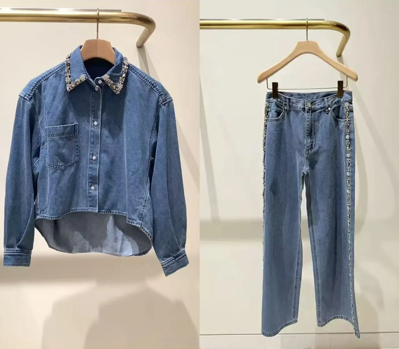 

Женский джинсовый комплект с бриллиантовой отделкой: асимметричная свободная рубашка с отложным воротником + джинсы с высокой талией и широкими штанинами, повседневный костюм