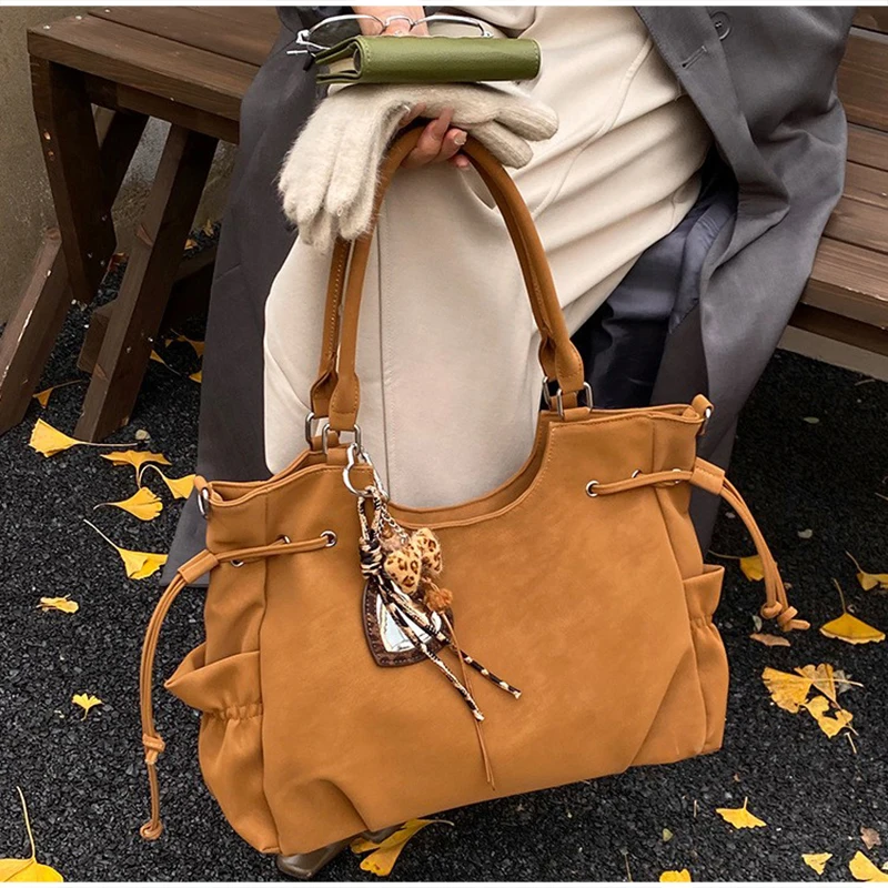 

Korean Retro Frosted Women's Shoulder Bag Fashion Large Capacity Drawstring Handbag New Commuter Crossbody Tote Bag With Charm