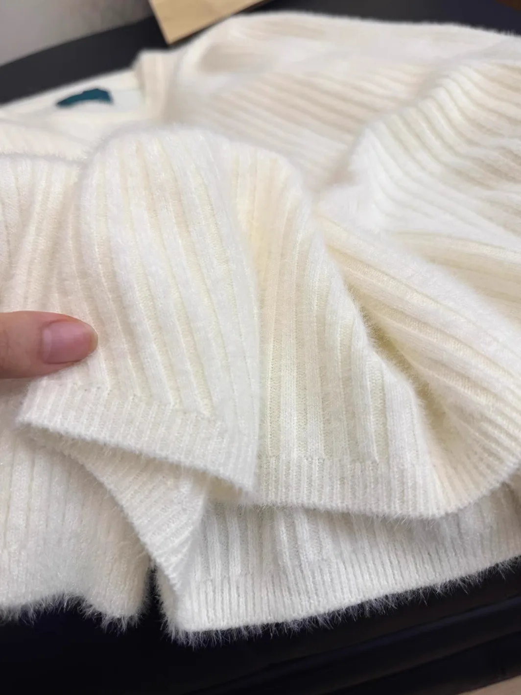 柔らかく心地よい白い丸首の長袖ニットウェア、ゆったりフィット、秋冬のおしゃれなインナーウェア、ベーストップ、通勤用