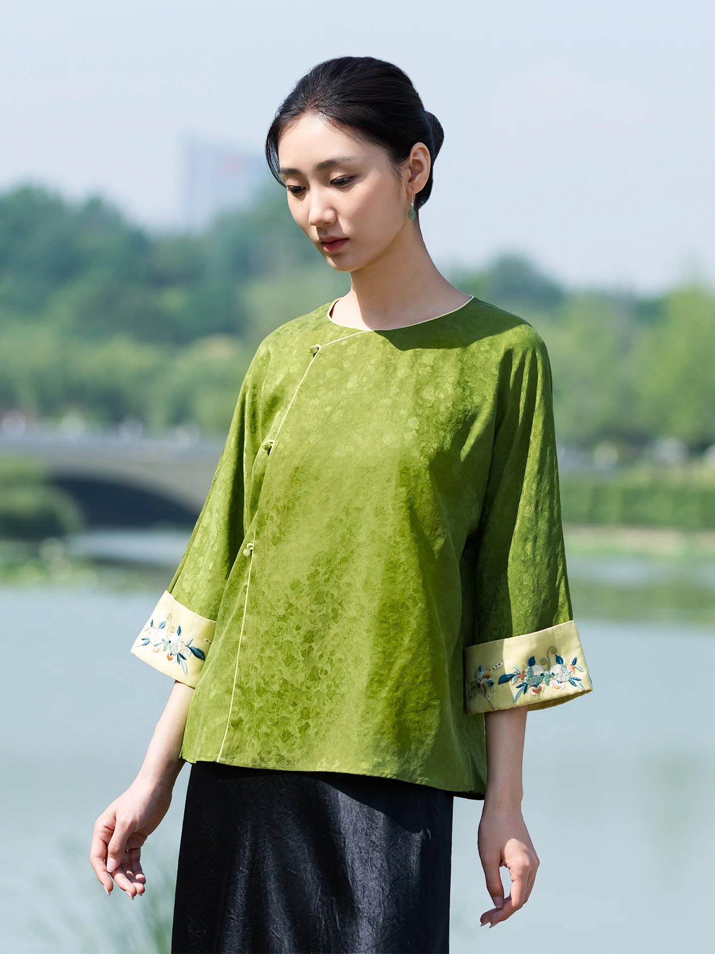 

Новая китайская шелковая вышитая блузка с круглым вырезом и рукавами 3/4, традиционная, с боковыми пуговицами, женская модная одежда