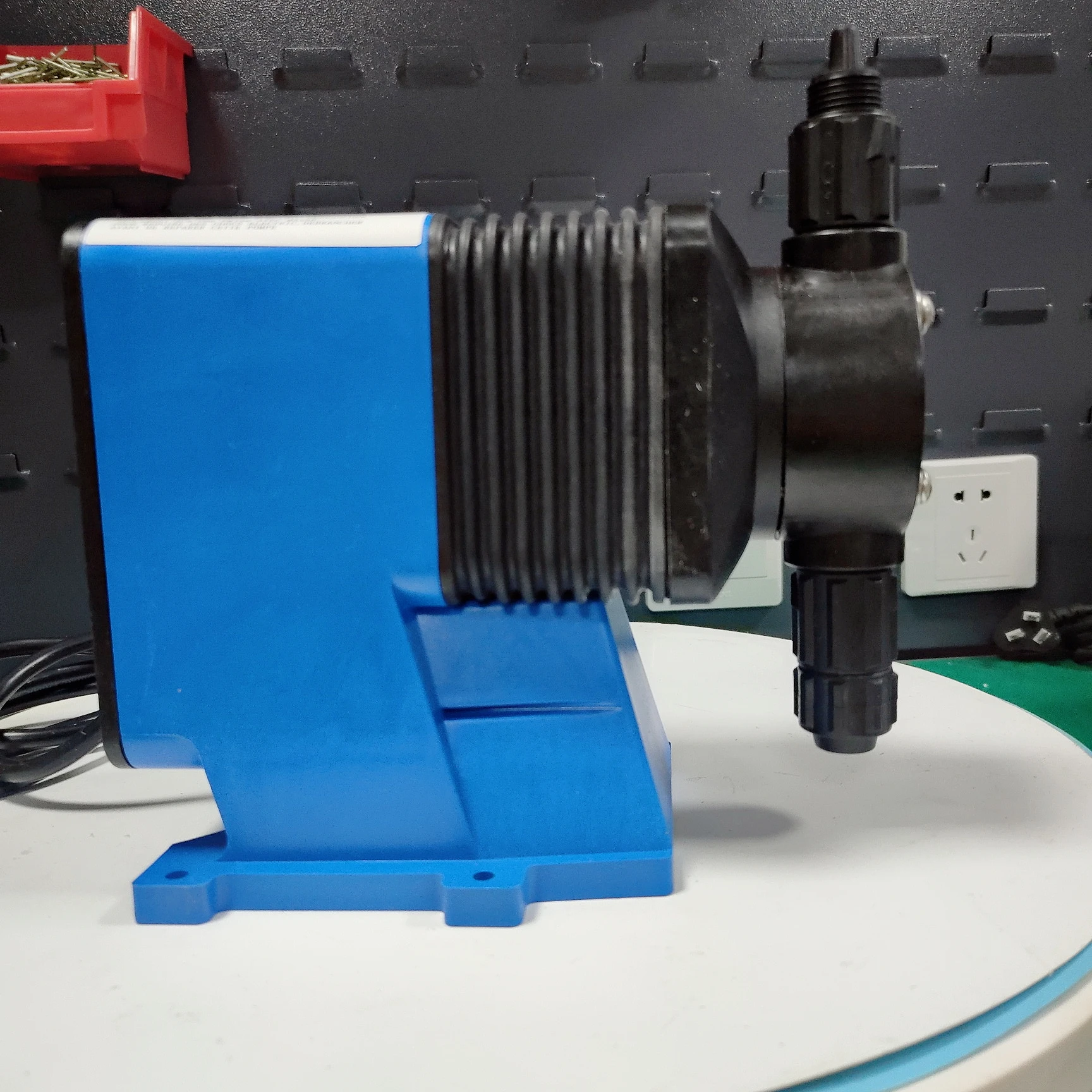 Механический мембранный дозирующий насос Pulsafeeder с небольшим расходом LB64SB-PTC1-XXX для контроля дозирования химикатов