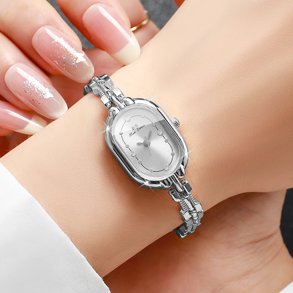นาฬิกาข้อมือควอตซ์ผู้หญิง แฟชั่นประดับเพชร หน้าปัดเล็ก สายแบบกำไล สไตล์หรูหรา ของขวัญสำหรับสาวๆ (ไม่มีกล่อง)