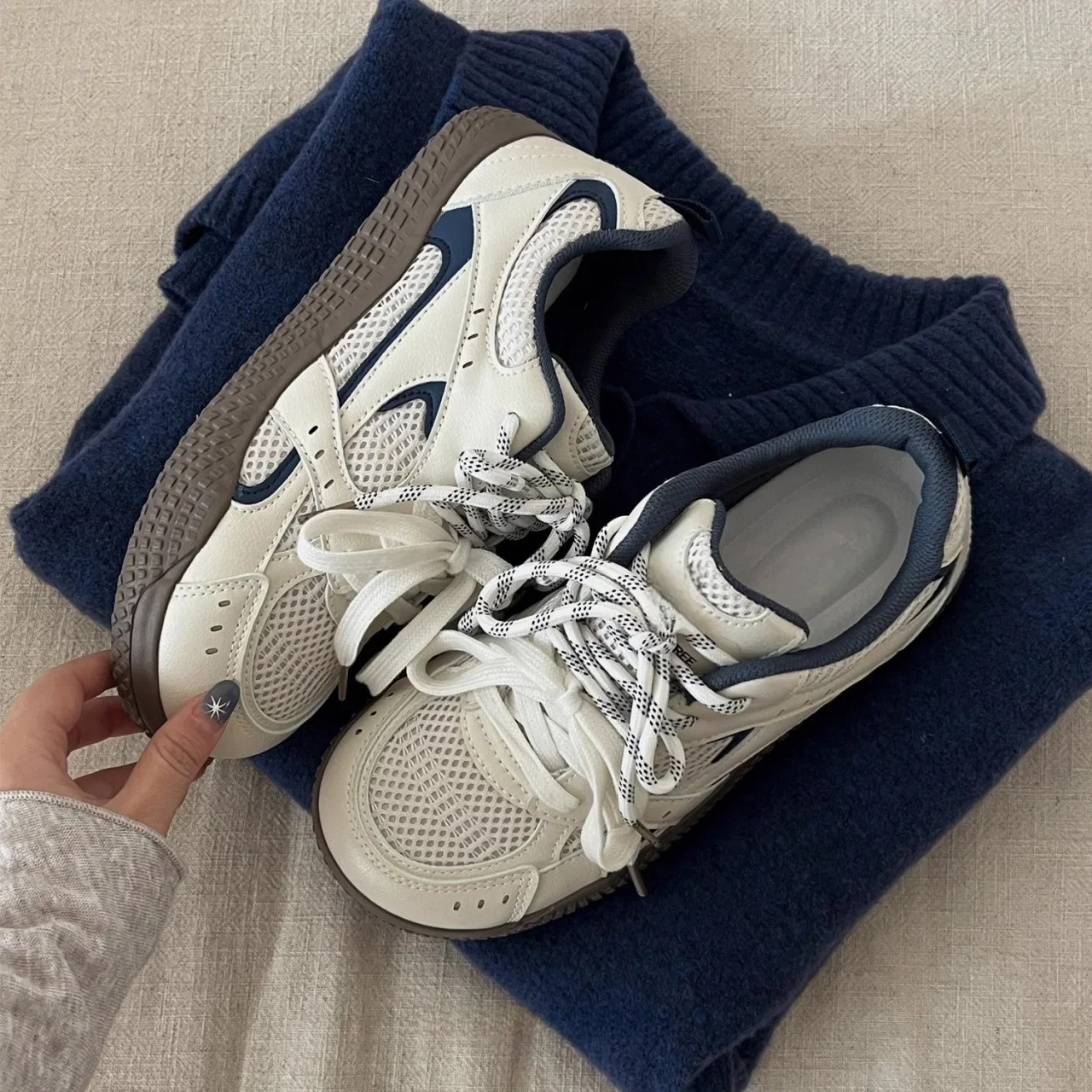 ربيع 2025 المرأة نمط جديد رياضي عادية تنفس شبكة الانزلاق على أحذية المضادة للانزلاق مريحة كعب منخفض المطاط وحيد أحذية رياضية