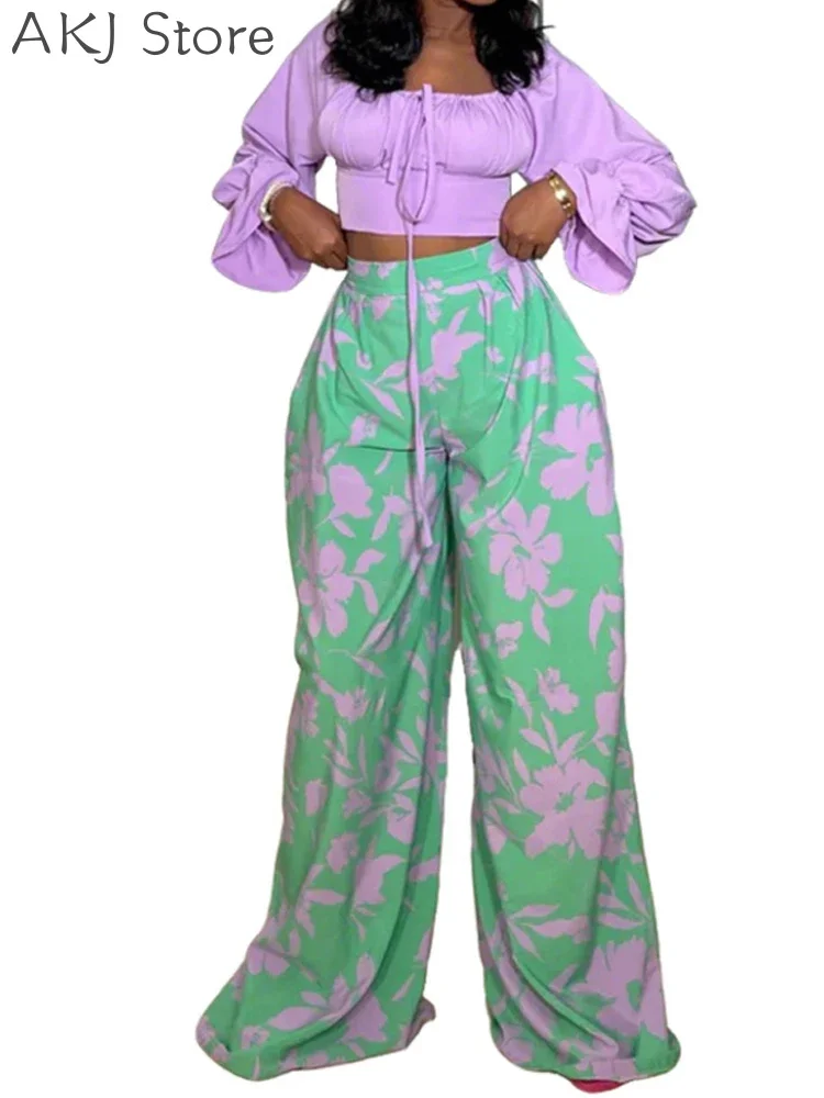 

Комплект из двух предметов: женский укороченный топ с длинными рукавами и широкие брюки с принтом