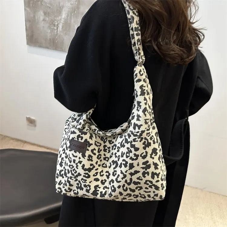 

Женская сумка через плечо с леопардовым принтом в стиле ретро, новинка 2025 года, трендовая повседневная корейская сумка на одно плечо, пригородная большая сумка
