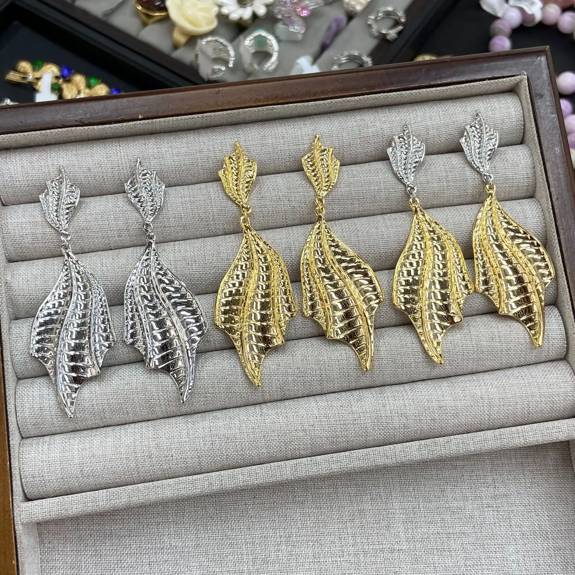 Vintage Textured Maple Leaf Dangle Earrings Unique Design Literary Retro Versatile Drop Earrings Women Jewelry Gift
