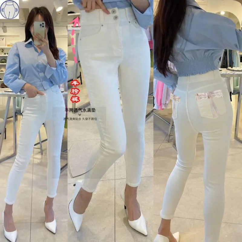 

В комплекте есть встроенные накладки на бедра. Женские джинсы молочно-белого цвета с двойной застежкой на пуговицах, кружевными и бантовыми элементами, облегающего кроя, укороченные.