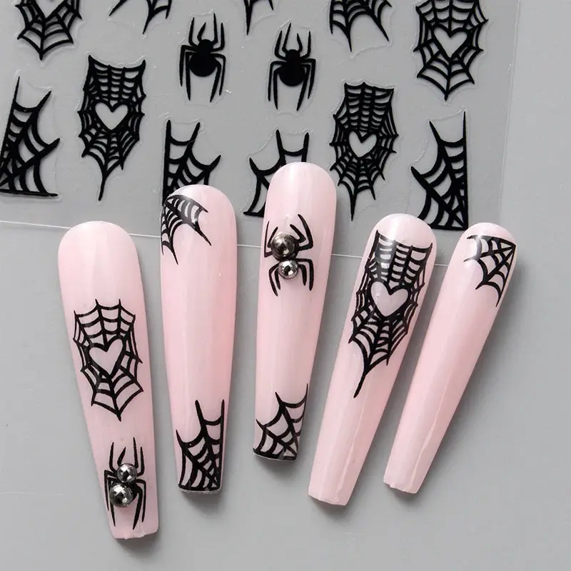 Adesivi per nail art di Halloween Disegni di ragnatele a forma di cuore Pipistrello Luna Stella Cursori Decalcomanie autoadesive per manicure festiva 4 colori