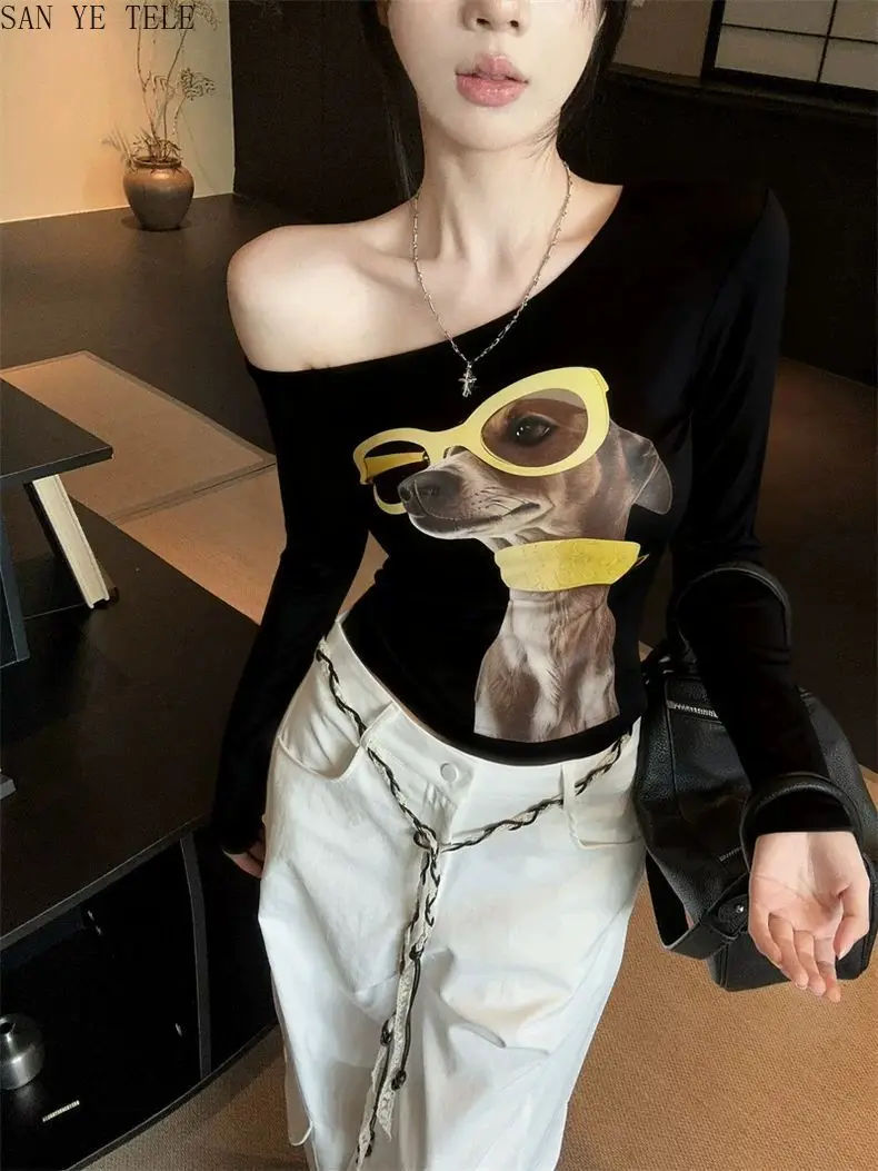 Occhiali di moda T-shirt a maniche lunghe stampata con cane Colletto inclinato da donna con spalle scoperte 2025 Nuovi top dal design unico coreano