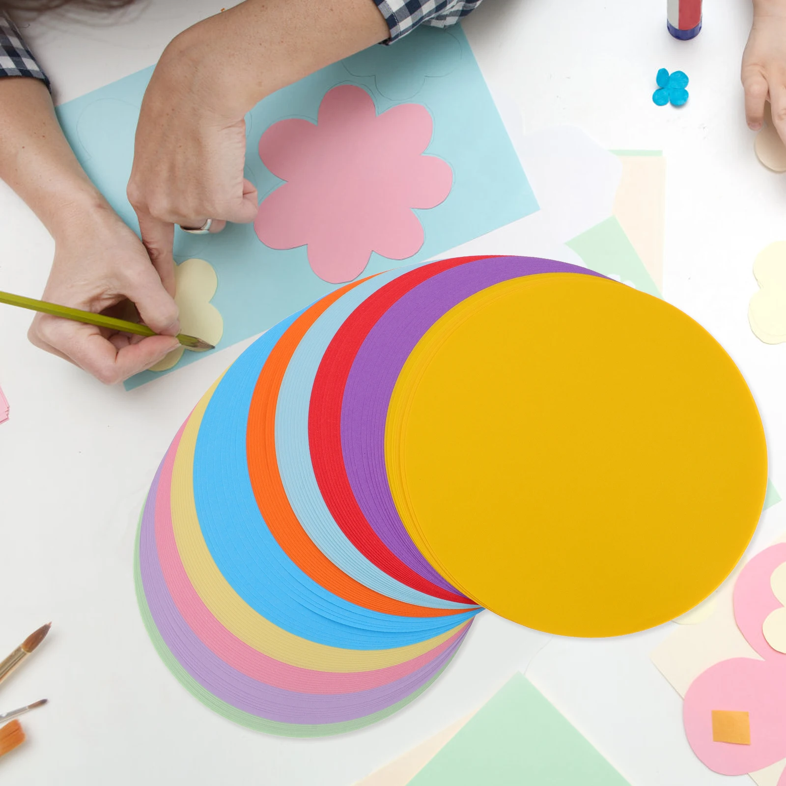 

100 листов яркой круглой складной бумаги, идеально подходящей для поделок, художественных проектов, школьных занятий и развития детей.