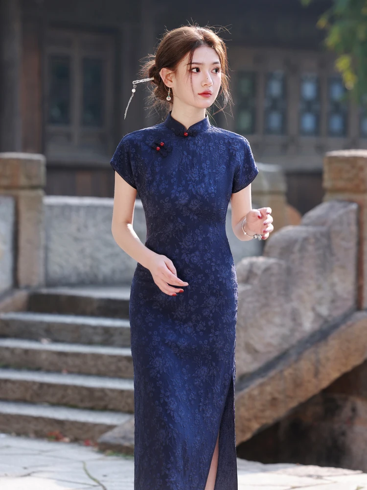 

Потрясающее синее ципао с цветочной вышивкой, коротким рукавом, в современном китайском стиле, средней длины, новинка 2026 года, женственное, в ретро-стиле