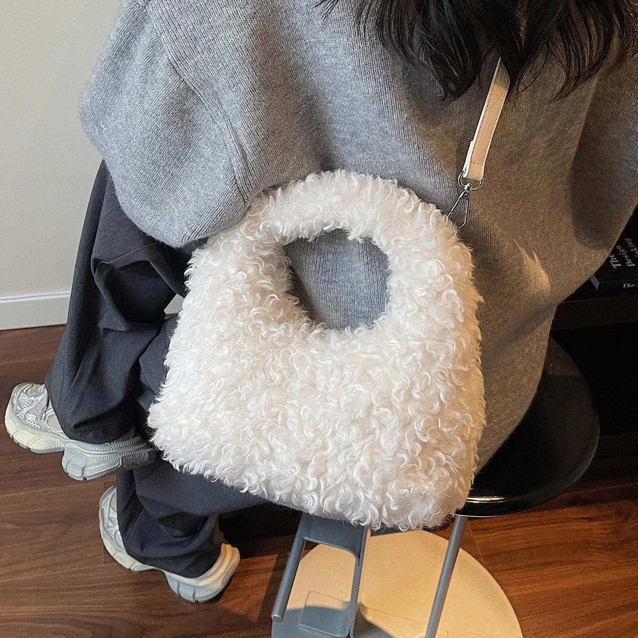 

Женская сумка из искусственного меха под овчину 2026: Новая плюшевая сумка-пельмень через плечо для весны/лета – отличный подарок