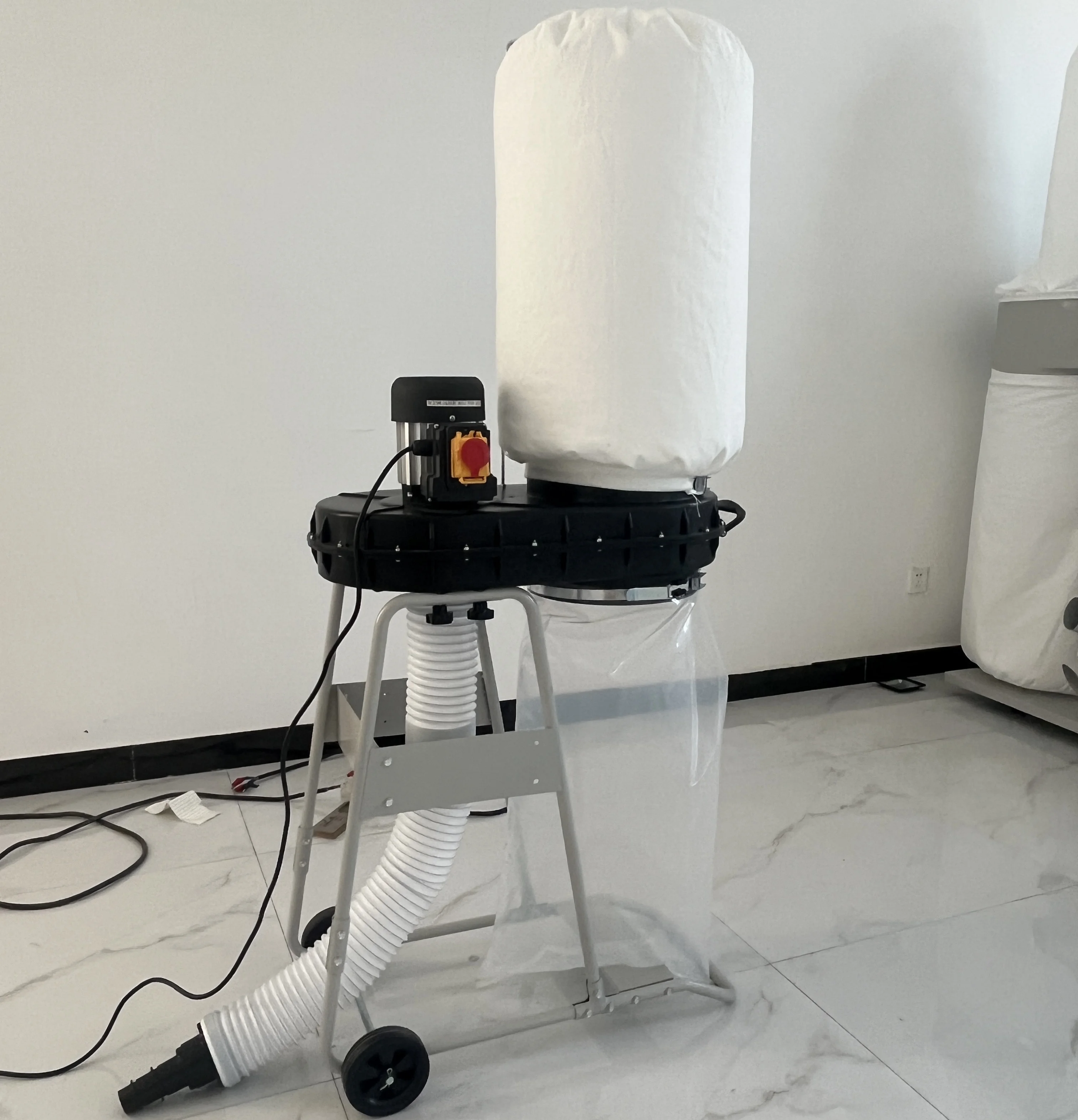 Collettore di polveri per macchine per la lavorazione del legno con componente motore essenziale