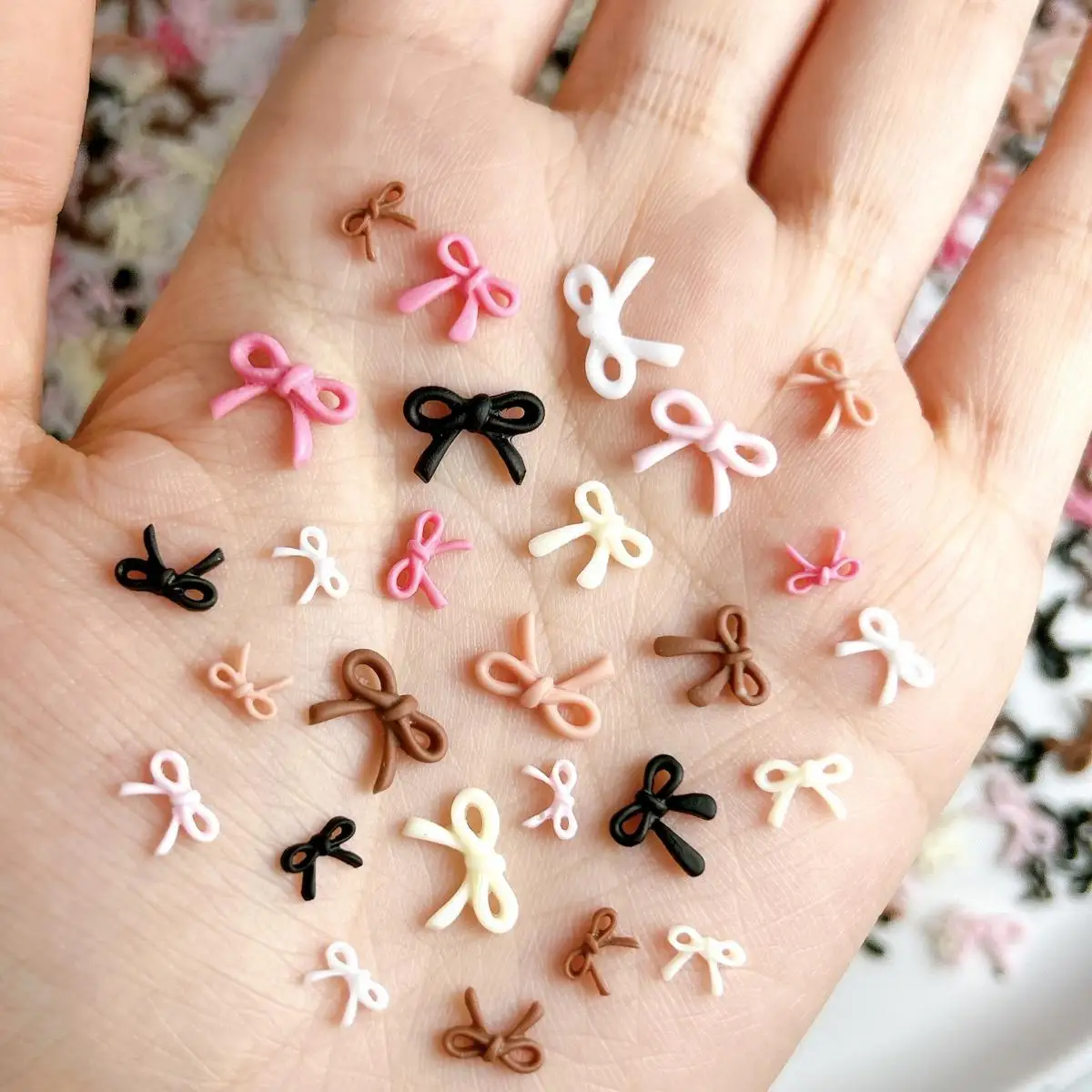 100 قطعة ثلاثية الأبعاد الراتنج 7-Color البسيطة جوفاء القوس مسمار السحر ماتي متعدد الحجم الشريط القوس مسمار الفن اكسسوارات الديكور DIY بها بنفسك الحرف اليدوية