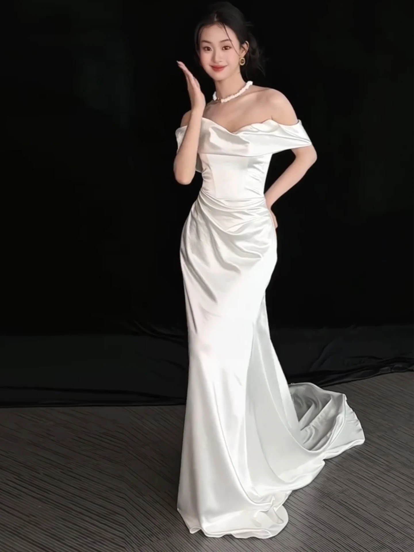 

Элегантное простое свадебное платье из мягкого атласа с силуэтом «рыбий хвост» и дизайном на одно плечо для встречи гостей на свадебном приеме